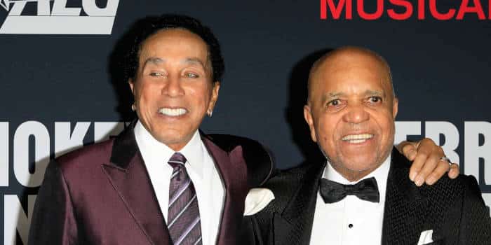 Smokey Robinson ต้องเผชิญกับคดีฟ้องร้องมูลนิธิ 50 ล้านดอลลาร์เนื่องจากการกล่าวหาถูกทำร้ายทางเพศ
